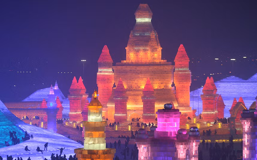 Lễ hội băng tuyết Harbin khai mạc vào giữa tháng 12 và kéo dài đến cuối tháng Hai năm sau. Lễ khai mạc chính thức được tổ chức vào ngày 5 tháng 1 hàng năm.