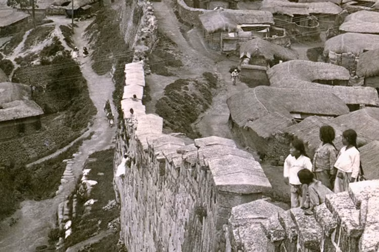 Những đứa trẻ cùng vui đùa bên tường thành nhìn bao quát một góc Seoul. (Nguồn: Daily Mail)