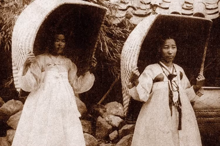 Hai phụ nữ bên chiếc giỏ là đồ phụ kiện thời trang tại Seoul năm 1904. (Nguồn: Daily Mail)