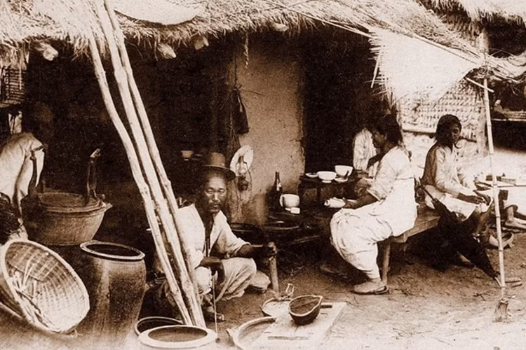 Khách hàng tại quán ăn ở Seoul. (Nguồn: Daily Mail)