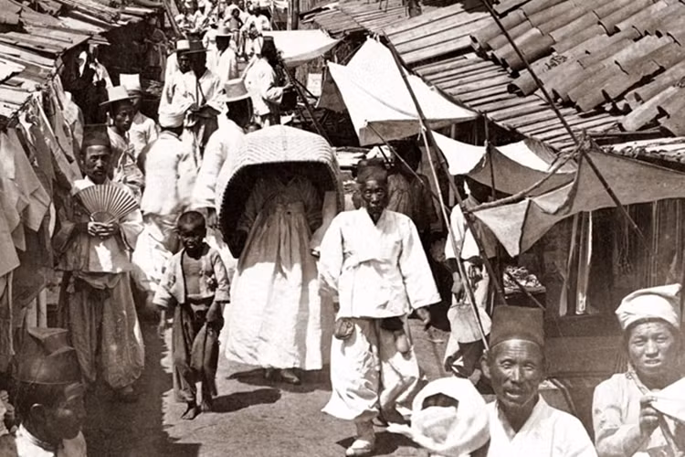 Một con phố đông đúc người tại Bình Nhưỡng. (Nguồn: Daily Mail)