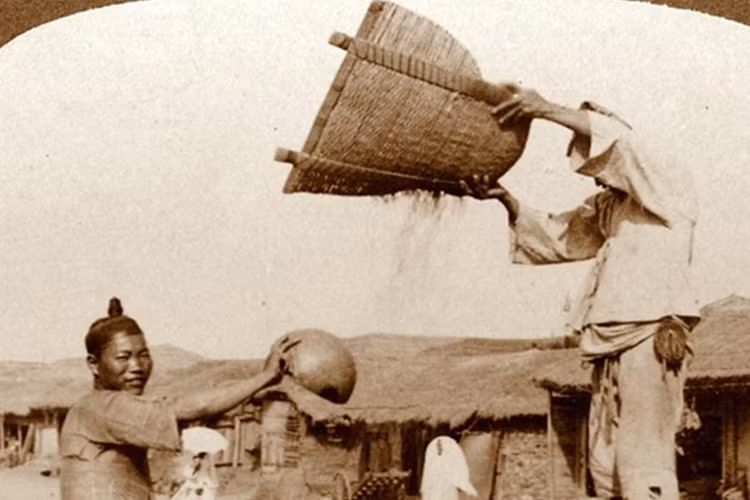 Hai người đàn ông tại địa điểm là Incheon, Hàn Quốc ngày nay. (Nguồn: Daily Mail)