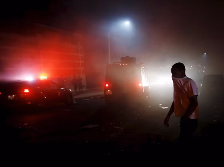  Thành phố Baltimore (Mỹ) bị rơi vào một đêm bạo loạn, sau lễ tang của Freddie Gray, một thanh niên da màu đã bị chết sau khi bị gãy cổ và xương sống trong đồn cảnh sát.