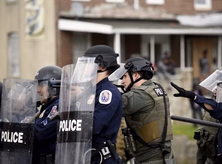 Thị trưởng Baltimore Stephanie Rawlings-Blake thông báo áp đặt lệnh giới nghiêm trong thành phố và điều động cảnh sát đến dẹp loạn.