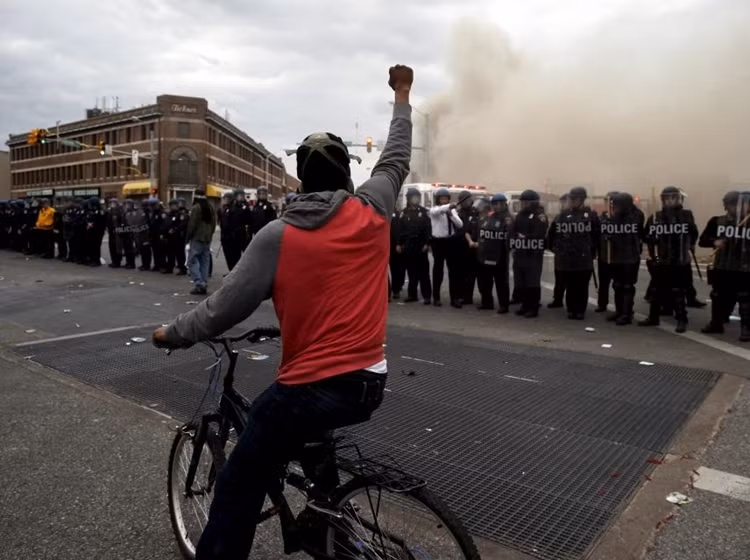 Nhưng nguy cơ bạo loạn tái diễn là khá cao. Trong ảnh: Một thanh niên đi xe đạp khiêu khích hàng rào cảnh sát.