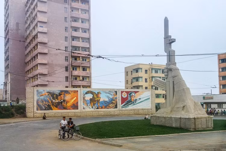 Chính sách "Tiên quân" được thể hiện qua các tượng đài và tranh cổ động ở thành phố Haeju. (Nguồn: Insider/earthnutshell.com)