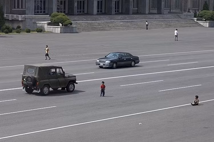 Trẻ em chơi đùa giữa xa lộ mênh mông rộng lớn vì xe hơi là "của hiếm" ở thủ đô Bình Nhưỡng. (Nguồn: Insider/earthnutshell.com)
