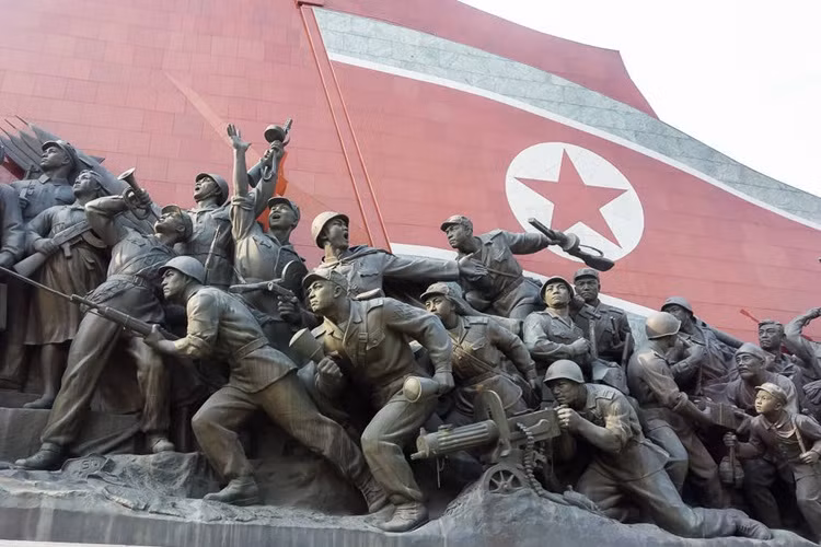 Tượng đài Cách mạng XHCN khổng lồ ở thủ đô Bình Nhưỡng. (Nguồn: Insider/earthnutshell.com)