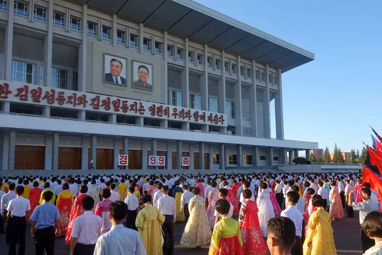 Cư dân Bình Nhưỡng trong ngày Quốc khánh. (Nguồn: Insider/earthnutshell.com)