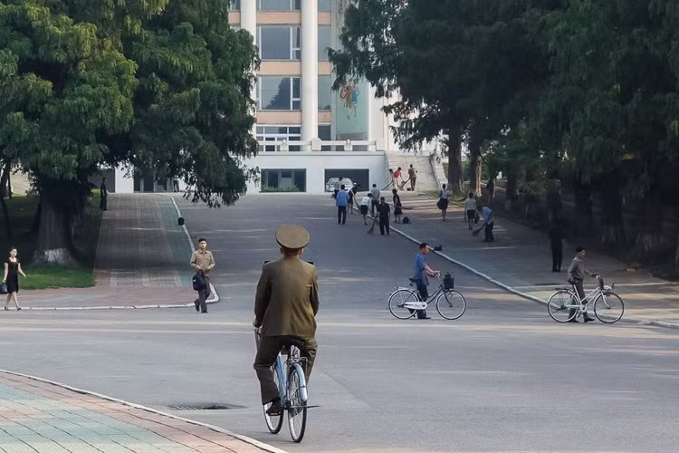 Xe đạp là phương tiện đi lại khá phổ biến của người Bình Nhưỡng, kể cả các sĩ quan quân đội. (Nguồn: Insider/earthnutshell.com)