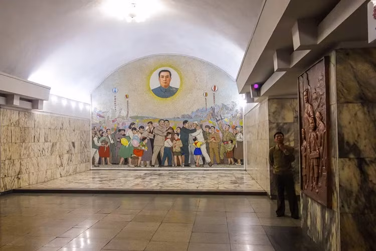 Ảnh lãnh tụ Kim Nhật Thành tại các nhà ga tàu điện ngầm cũng là một đặc trưng nữa ở thủ đô Bình Nhưỡng. Phần lớn dân chúng Bình Nhưỡng sử dụng phương tiện giao thông công cộng vì xe con thường dành cho tầng lớp thượng lưu giàu có. (Nguồn: Insider/earthnutshell.com)