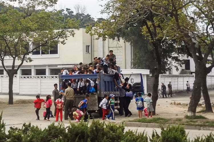 Cảnh học sinh chen chúc trên xe tải đến trường không phải là chuyện hiếm gặp ở CHDCND Triều Tiên. (Nguồn: Insider/earthnutshell.com)