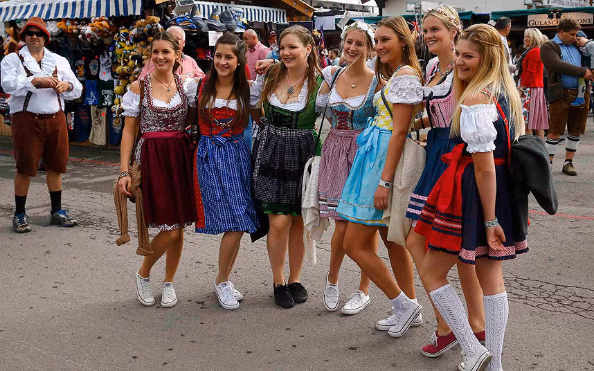 Lễ hội bia Oktoberfest không thể thiếu các cô gái trẻ trung tươi tắn trong những bộ trang phục truyền thống.