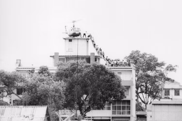 Đến tháng 3/1973, đơn vị lính chiến cuối cùng của Mỹ phải rời khỏimiền nam Việt Nam. Sau hai năm nội chiến, Quân giải phóng đã giải phóng Sài Gòn. Trong ảnh; những người Mỹ cuối cùng và thân quyến tháo chạy khỏi Việt Nam trong hoảng loạn.