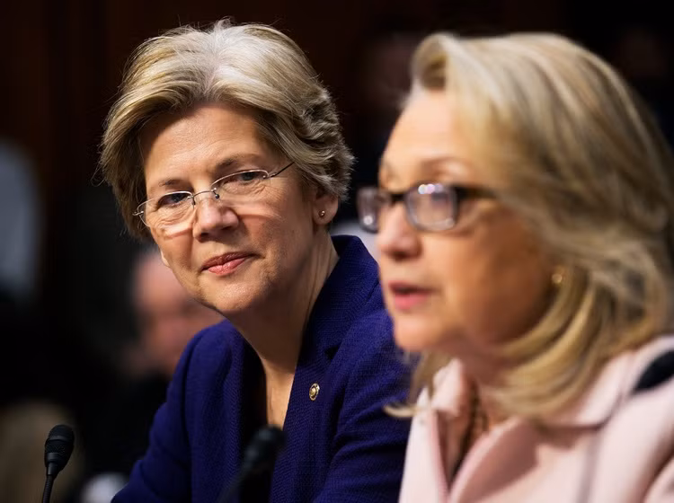 “Mối đe dọa Elizabeth Warren” (bên trái) vẫn còn hiện hữu đối với ứng cử viên tổng thống Hillary Clinton.