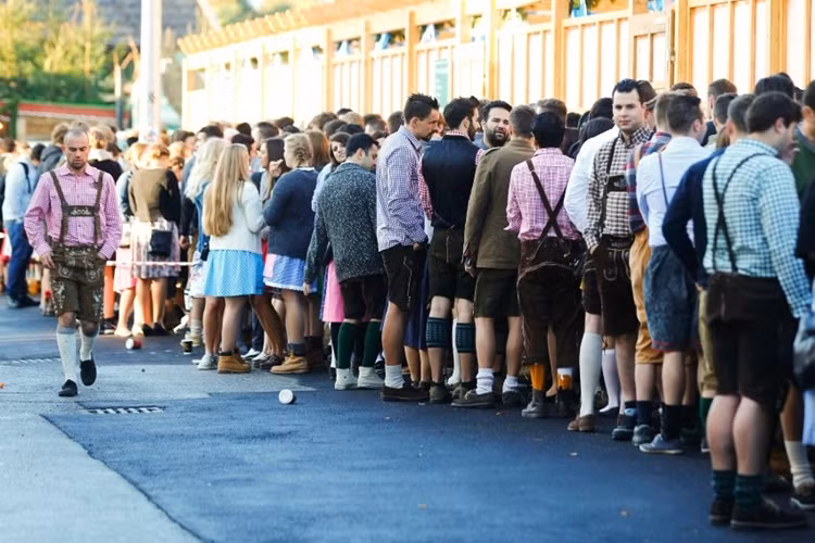 Để có được chỗ ngồi ưng ý trong các lều bia trong ngày khai mạc Lễ hội bia Oktoberfest Munich, người ta đôi khi phải xếp hàng qua đêm.