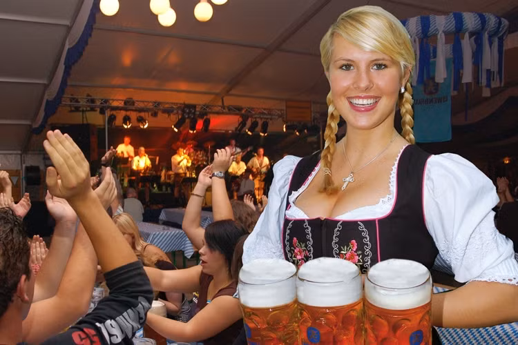 Ngôi sao của Lễ hội bia Oktoberfest là những nữ tiếp viên xinh đẹp có thể mang hàng chục vại bia và không bao giờ để cho đám đông phải chờ đợi lâu.