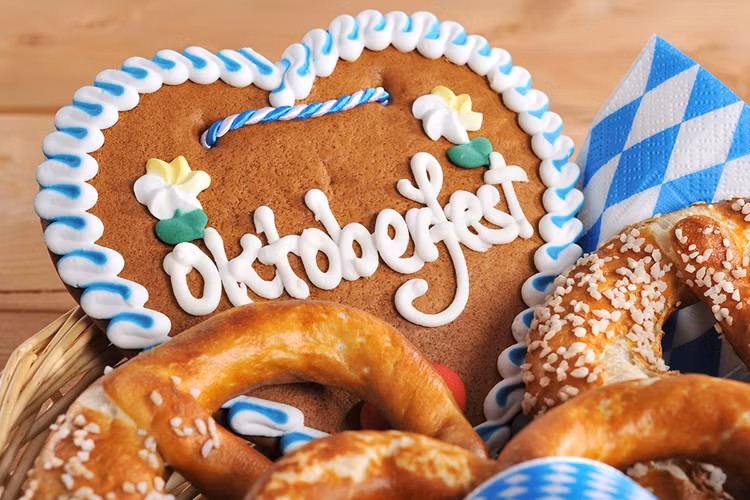 Các quầy bán bánh sừng bò, bánh nướng cũng là nơi thu hút thực khách muốn thưởng thức của ngon vật lạ.