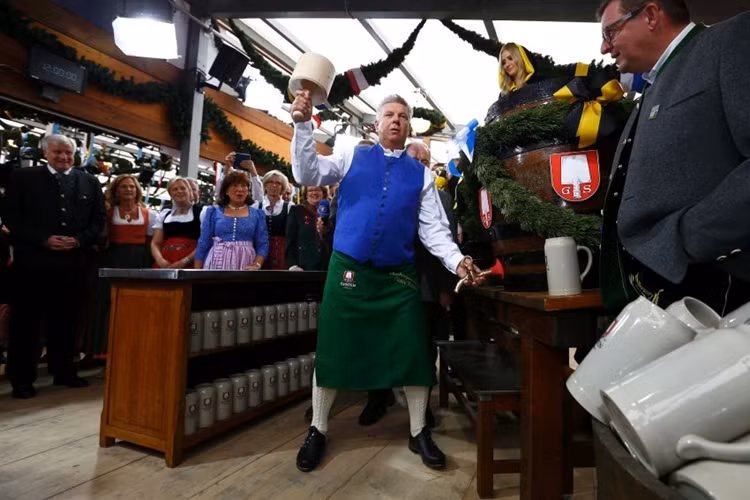 Một trong những sự kiện nổi bật nhất tại Oktoberfest là lễ khai mạc chính thức. Thị trưởng thành phố Munich, ông Dieter Reiter, có vinh dự được khui thùng bia đầu tiên khai mạc Lễ hội bia Oktoberfest 2015.