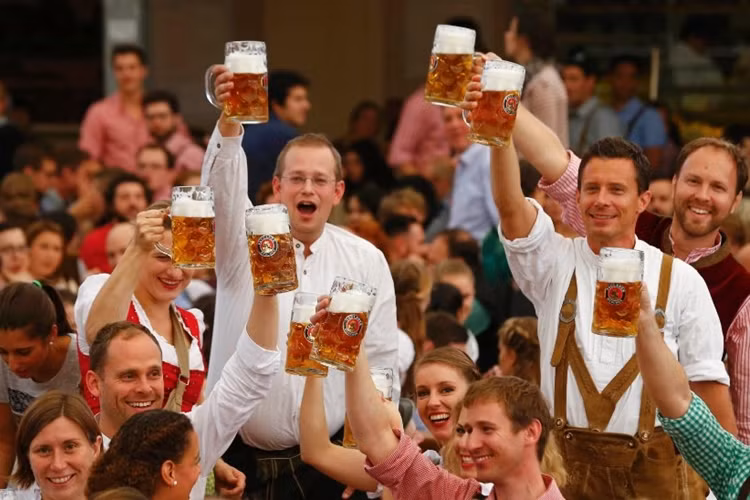 Oktoberfest được tổ chức tại Công viên Theresienwiese, là nơi tập trung hơn 30 căn lều bia, phục vụ du khách cả ngày lẫn đêm và thu hút khoảng 6 triệu lượt người từ khắp nơi trên thế giới đến tham dự mỗi năm.