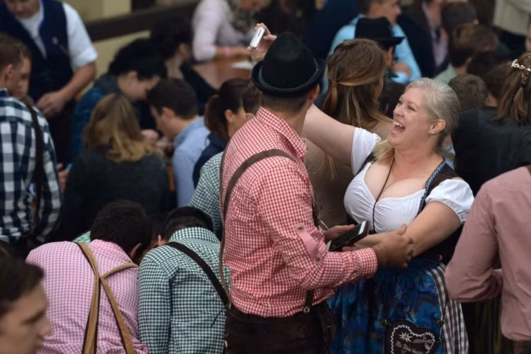 Tại Lễ hội bia Oktoberfest lần thứ 182 này, người ta cũng uống bia và nhảy múa hết mình.