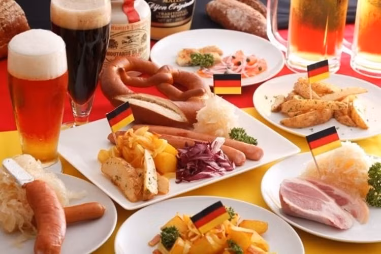 Đi kèm với những vại bia nổi tiếng được sản xuất tại Munich là những món ăn đặc sản địa phương cũng nổi tiếng không kém.