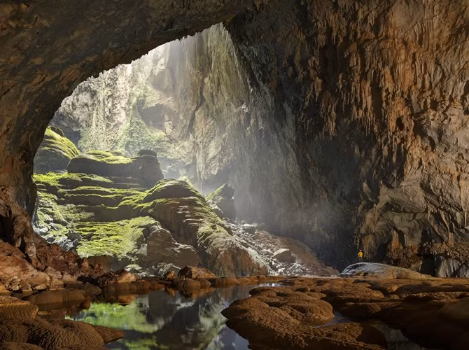 Tháng 4 năm 2009, một đoàn thám hiểm thuộc Hiệp hội Hang động Hoàng gia Anh đã phát hiện và công bố hang Sơn Đoòng là hang động có kích thước lớn nhất thế giới (dài trên 5 km, cao 200m và rộng 150m).