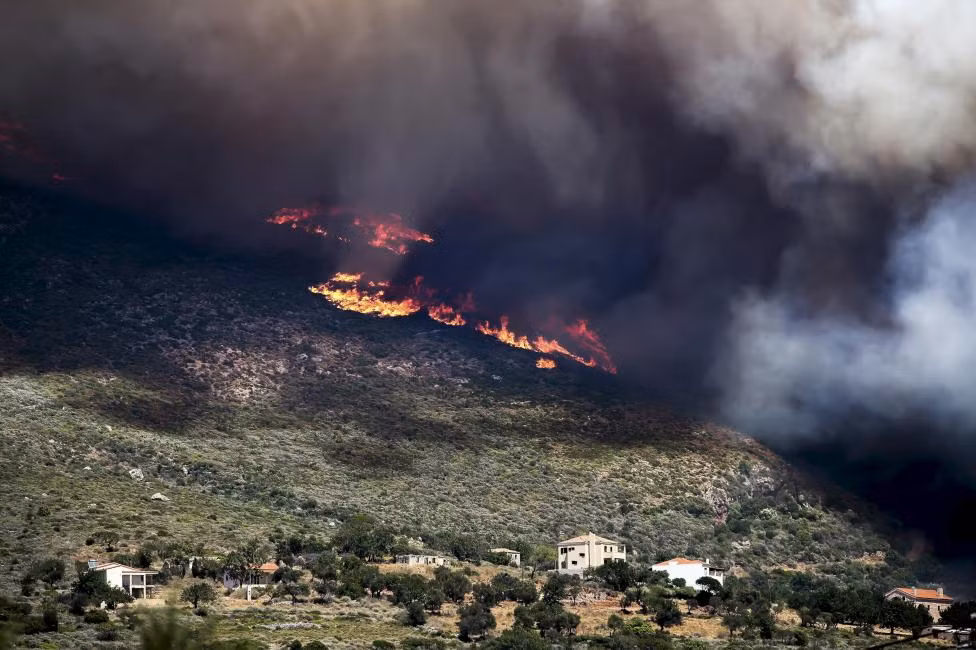 Khói lửa đang tiến về những ngôi nhà ở Neapoli.