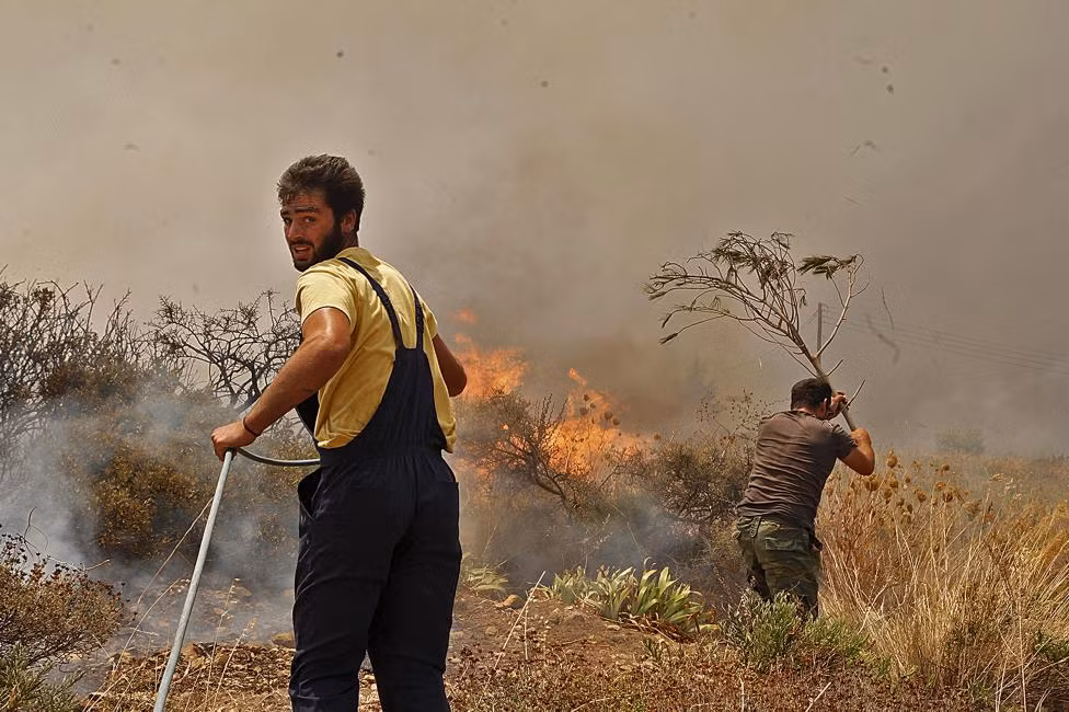 Trước sự hoành hành của giặc lửa, sức người xem ra quả là có hạn trong khi thời tiết nắng nóng kinh người khiến cho cỏ cây khô héo làm mồi cho lửa.