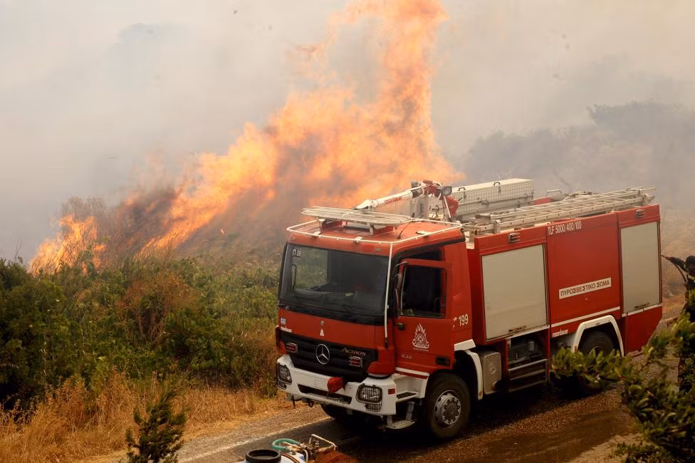 Xe cứu hỏa tìm cách dập lửa ở thị trấn Neapoli trong khu vực Laconia, miền nam Hy Lạp.