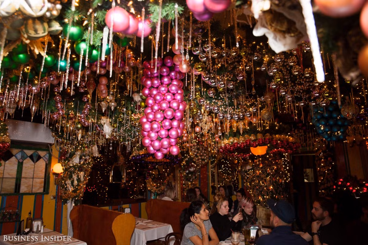 Theo quản lý Uddin, Nhà hàng Đức Rolf sẽ thay thế tất cả các vật trang trí bị hư hỏng. Ông cho biết: "Đồ trang trí tiêu tốn 60.000 đến 65.000 USD mỗi năm".