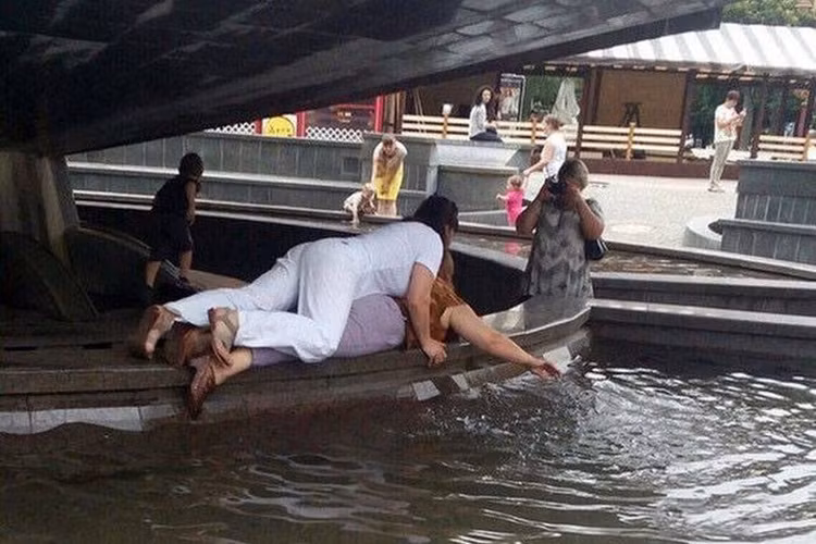 Để chụp ảnh người Nga sẵn sàng làm mọi thứ, kể cả bơi cạn. (Ảnh: ER)