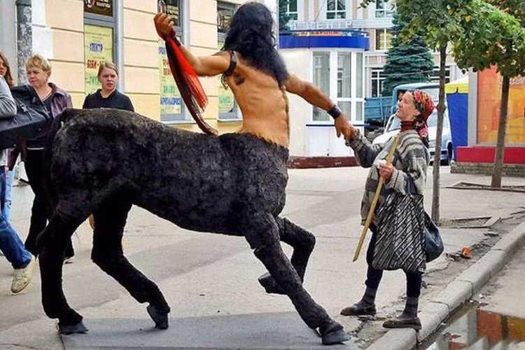 Tượng nhân mã trên đường phố Nga. (Ảnh: ER)