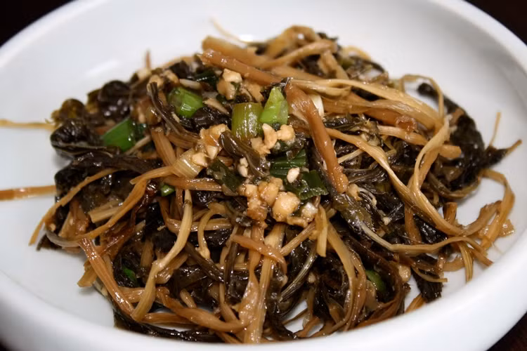 4. Namul: Trong dịp Tết Nguyên đán, các gia đình thường thưởng thức rau trộn với ba màu: xanh, trắng và nâu. Đây là một trong những món ăn ngày tết của người Hàn Quốc