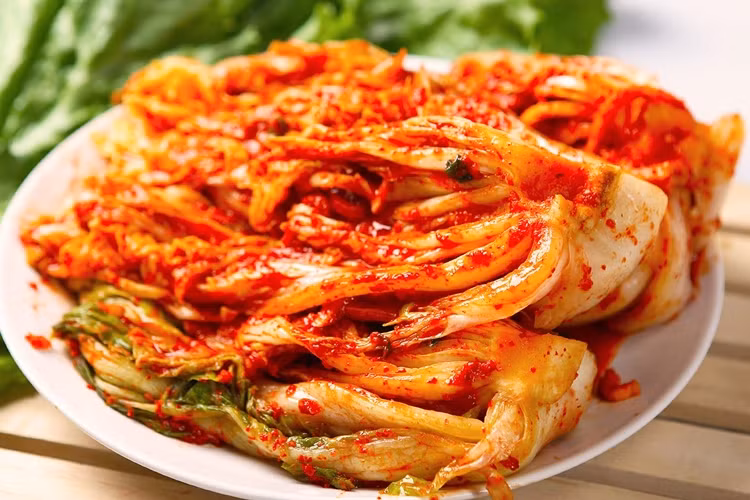  11. Kimchi: Có một món không thể thiếu đối với các gia đình Hàn Quốc không chỉ dịp Tết mà cả quanh năm, đó là món cay kimchi. Vào ngày Tết luôn có món gakkimchi làm bằng lá cải xanh trộn với vừng trắng.