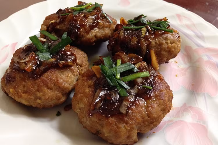 10. Tteokgalbi: Món thịt băm viên Tteokgalbi có mặt trong các bữa tiệc năm mới của người Hàn Quốc. Tteokgalbi thường có mặt trong các bữa tiệc năm mới của người Hàn Quốc.