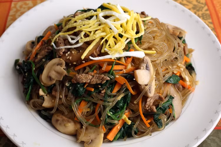 3. Japchae: Japchae làm từ mì, xào với rau, thịt bò, nước tương, đường và dầu vừng. Tùy vào sở thích, người ta có thể thưởng thức món này nóng hoặc lạnh.