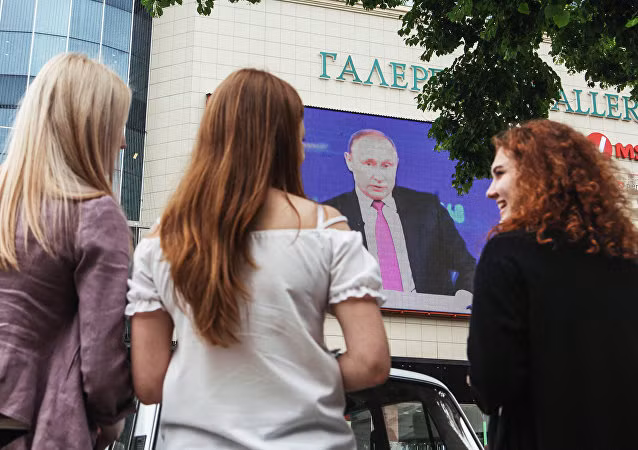 Trả lời câu hỏi về cầu Kerch, Tổng thống Putin nói cây cầu được xây dựng vượt trước thời hạn một chút. Ông lưu ý rằng những con đường tiếp cận cầu cần phải được xây dựng từ cả hai bên và "đây là vấn đề bức thiết". (Nguồn; Sputnik)