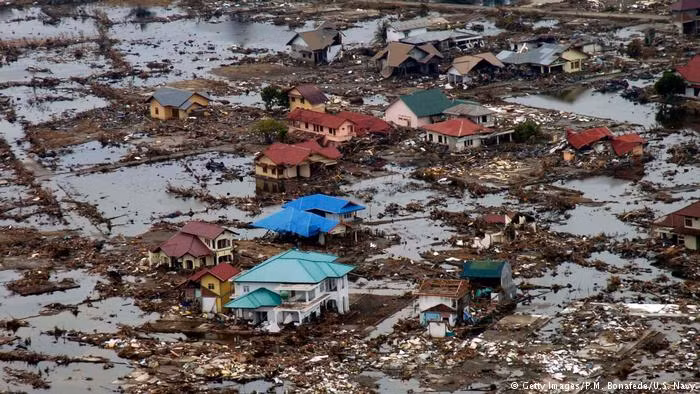 Trận động đất mạnh 9,1 độ Richter đã gây ra một loạt các trận sóng thần làm chết khoảng 280.000 người ở 14 quốc gia khác nhau ở Đông Nam Á và Nam Á và tràn ngập các cộng đồng ven biển với sóng cao đến 33 mét. (Nguồn: DW)