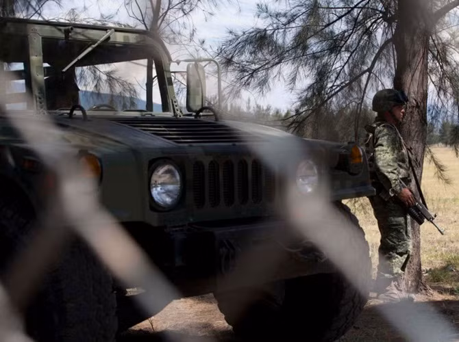 Băng đảng này đã giết hại ít nhất 15 nhân viên cảnh sát trong mấy tháng qua và bắn rơi một chiếc trực thăng quân sự ở tiểu bang Jalisco hồi đầu tháng này, giết chết 6 người trên máy bay. Quân đội tham gia cuộc bố ráp tại Rancho del Sol.