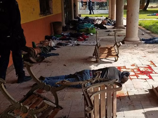Hàng vạn người đã thiệt mạng ở Mexico trong gần 10 năm qua trong những vụ đụng độ giữa các băng đảng ma túy với lực lượng an ninh. Trong ảnh: Ít nhất 42 thành viên của băng đảng ma túy bị tiêu diệt ở Rancho del Sol.