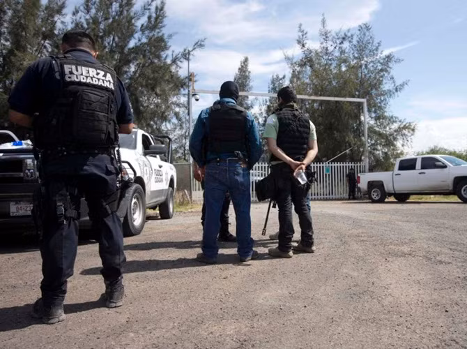 Cảnh sát liên bang Mexico canh gác lối vào Rancho del Sol.