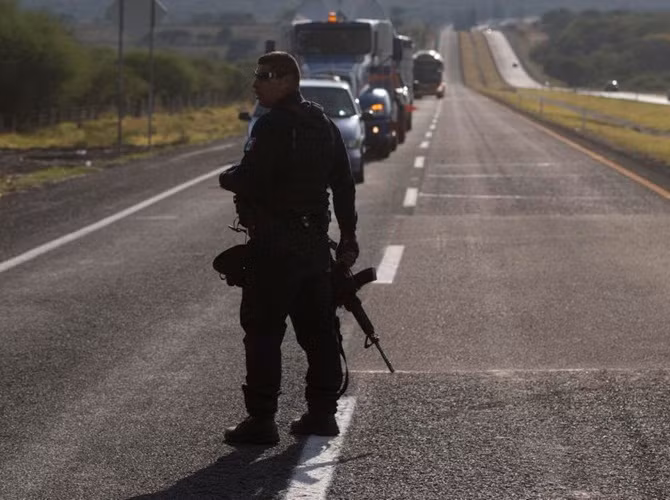 Cảnh sát Mexico chặn xe trên xa lộ gần Rancho del Sol. Thống đốc tiểu bang Michoacan, ông Salvador Jara, cho biết vụ đụng độ bắt đầu khi lực lượng an ninh chặn một chiếc xe khả nghi và những kẻ trên xe nổ súng vào lực lượng này.