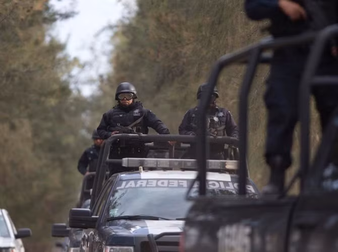 Cảnh sát liên bang tăng cường tuần tra canh gác gần Rancho del Sol, nơi xảy ra cuộc đấu súng ngày 22/5 làm ít nhất 42 thành viên của một băng đảng ma túy thiệt mạng. Một cảnh sát cũng bị chết trong cuộc đấu súng này.