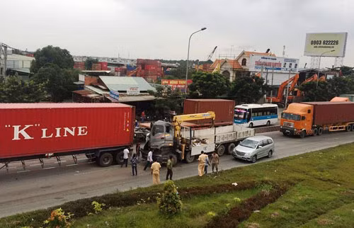 Phu xe keu cuu tham thiet trong xe tai bep dum tren QL1