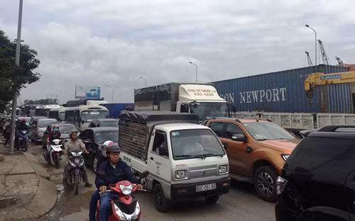 Phu xe keu cuu tham thiet trong xe tai bep dum tren QL1-Hinh-4