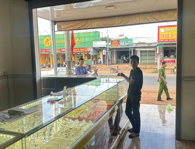 Bat giu thieu nien cuop giat tai tiem vang o Dak Lak