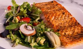 Tăng cường thức ăn của bạn Một lý do khiến mọi người cảm thấy khó khăn trong việc tuân thủ chế độ ăn kiêng là họ chán ngấy việc ăn cùng một loại thực phẩm mọi lúc. Thêm các loại gia vị khác nhau vào bữa ăn có thể giúp làm cho chúng thú vị hơn và thậm chí bạn có thể thích thử nghiệm với các hương vị khác nhau. Ảnh Internet.