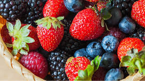 Sharon Palmer, chuyên gia dinh dưỡng ở Los Angeles (Mỹ) và là tác giả của cuốn "Plant-Powered for Life", cho biết mỗi ngày bà ăn quả mọng, quả việt quất, quả mâm xôi, hoặc quả nam việt quất. Nghiên cứu về lợi ích sức khỏe của não cho thấy những trái cây trên liên quan đến nhận thức trong quá trình lão hóa nhờ các hợp chất chống oxy hóa và chống viêm mạnh mẽ. Quả mọng cung cấp vitamin C, chất dinh dưỡng giúp bạn hấp thụ chất sắt từ thực vật như rau chân vịt, cà chua và đậu. Ảnh Internet