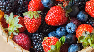 Sharon Palmer, chuyên gia dinh dưỡng ở Los Angeles (Mỹ) và là tác giả của cuốn "Plant-Powered for Life", cho biết mỗi ngày bà ăn quả mọng, quả việt quất, quả mâm xôi, hoặc quả nam việt quất. Nghiên cứu về lợi ích sức khỏe của não cho thấy những trái cây trên liên quan đến nhận thức trong quá trình lão hóa nhờ các hợp chất chống oxy hóa và chống viêm mạnh mẽ. Quả mọng cung cấp vitamin C, chất dinh dưỡng giúp bạn hấp thụ chất sắt từ thực vật như rau chân vịt, cà chua và đậu. Ảnh Internet